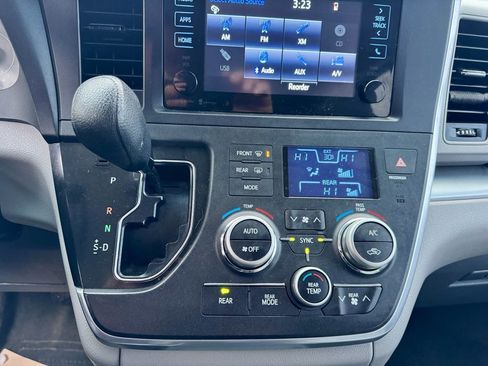 Used 2015 Toyota Sienna LE image 31