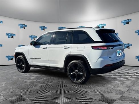 Certified 2023 Jeep Grand Cherokee Altitude image 3