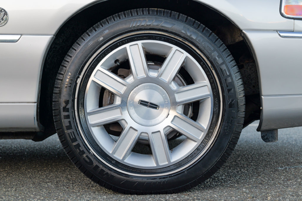 Used 2008 Lincoln Town Car Executive RWD image 12