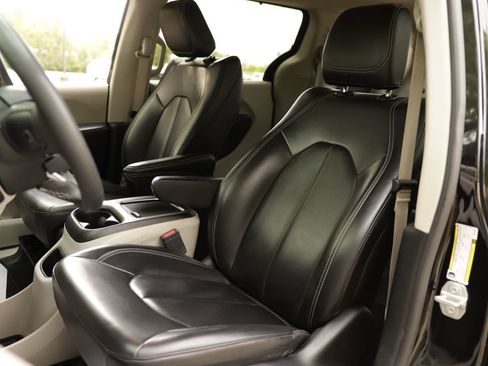 Used 2023 Chrysler Pacifica Touring-L FWD image 22