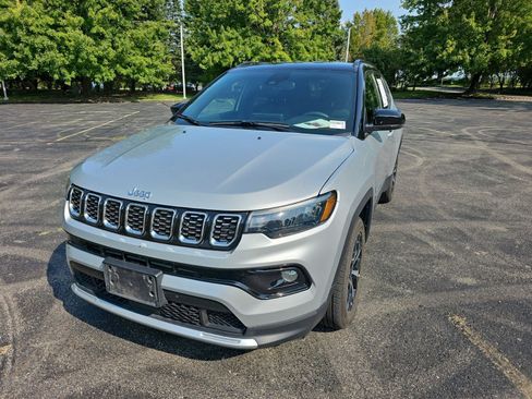 Used 2025 Jeep Compass Limited AWD/4WD image 2