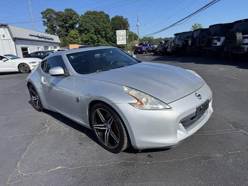 Used 2009 Nissan 370Z Touring RWD image 2