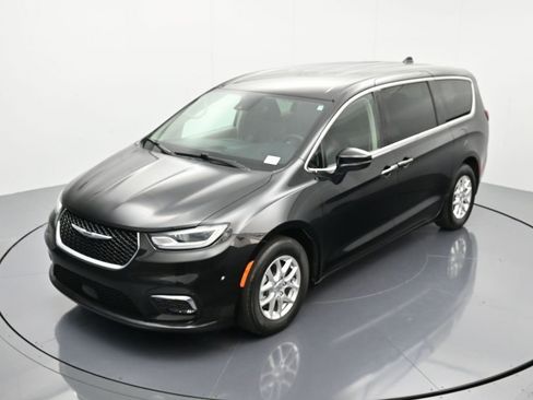 Certified 2023 Chrysler Pacifica Touring-L image 31