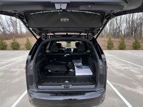 New 2024 Land Rover Discovery Dynamic SE image 19