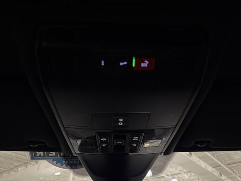 Used 2024 Volkswagen Tiguan SEL R-Line image 37