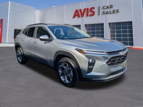 Used 2025 Chevrolet Trax LT w/ LT Convenience Package image 3