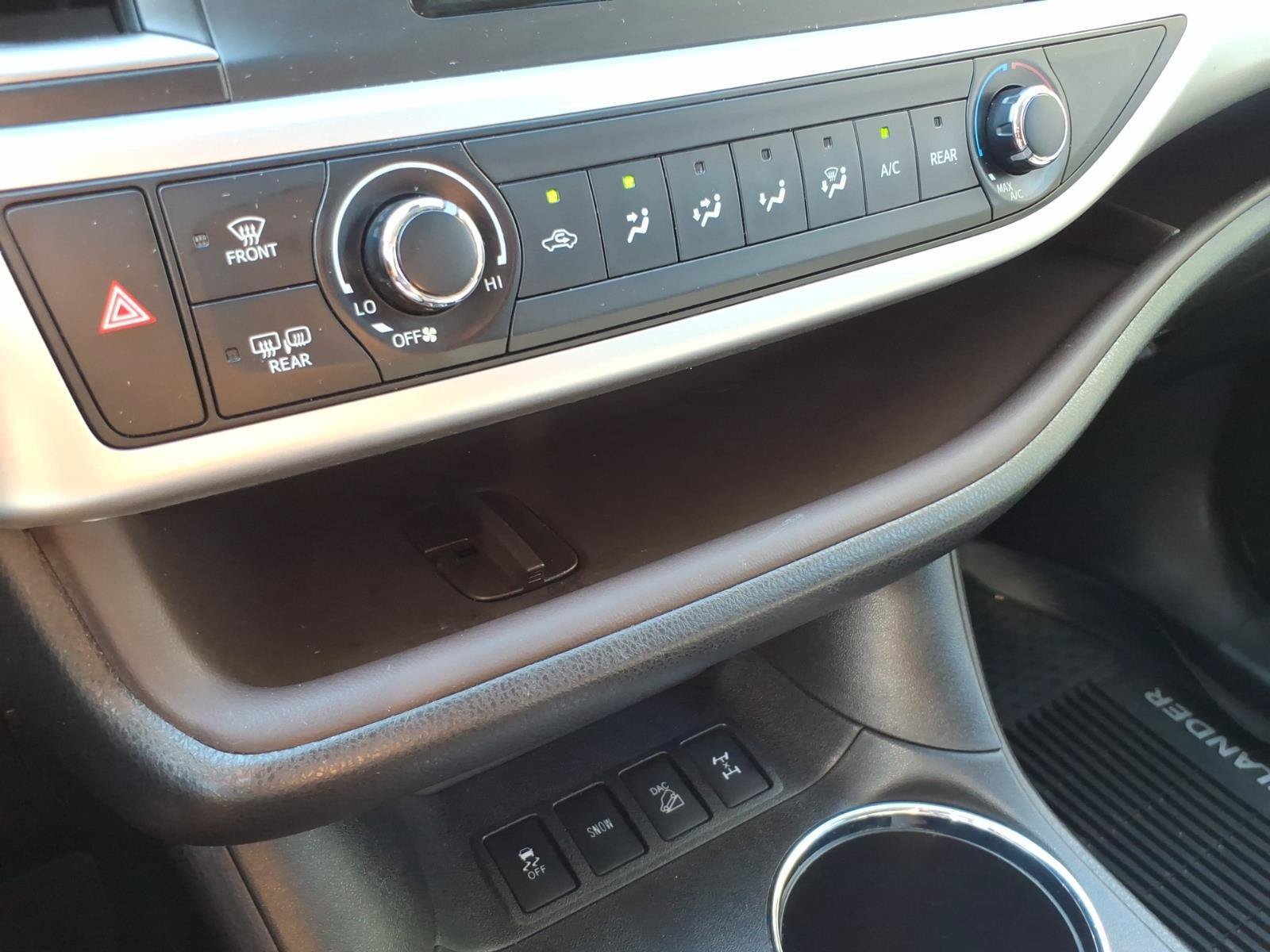 Used 2019 Toyota Highlander LE AWD/4WD image 19