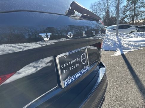 Certified 2025 Volvo XC60 B5 Core image 37