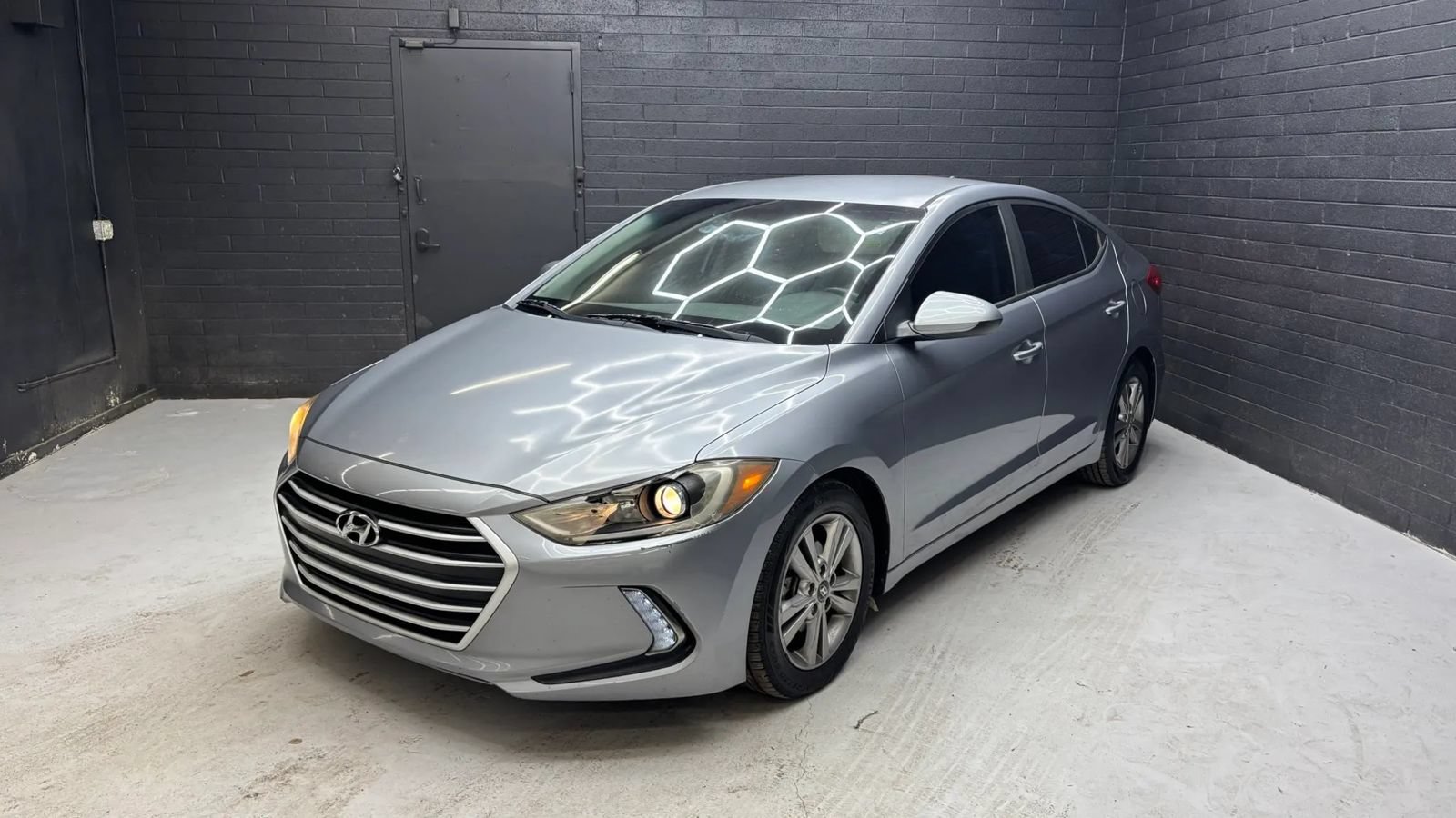 Used 2017 Hyundai Elantra SE w/ SE A/T Tech Package 03 FWD image 2