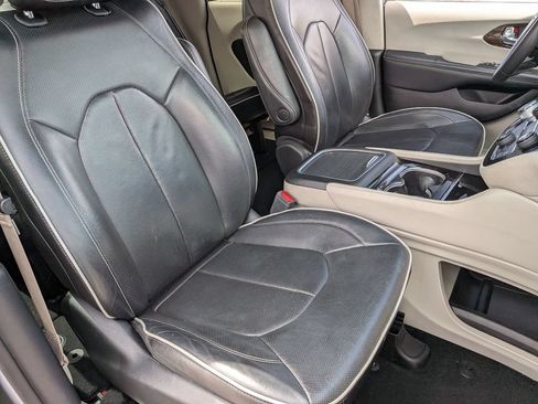 Used 2023 Chrysler Pacifica Limited FWD image 33