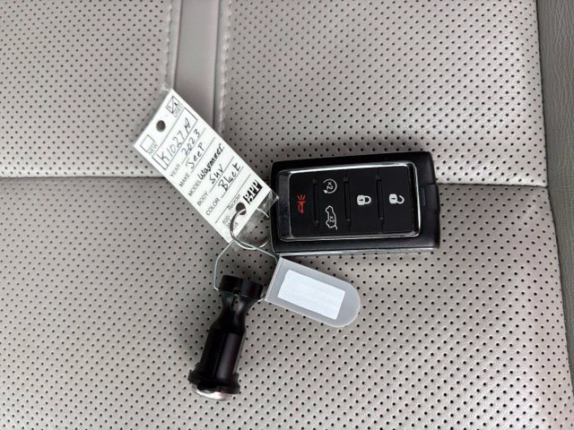 Used 2023 Jeep Wagoneer Series II AWD/4WD image 6