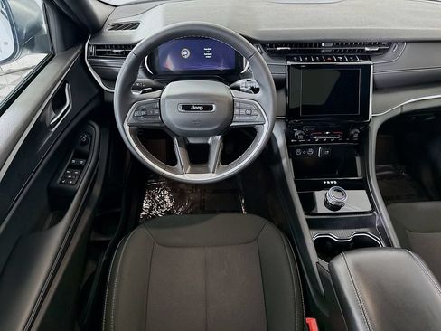 Used 2025 Jeep Grand Cherokee Laredo X AWD/4WD image 4