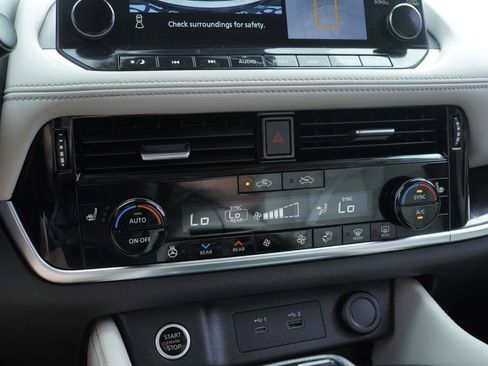 Used 2023 Nissan Rogue SL w/ SL Premium Package image 17