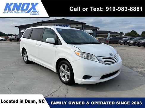 Used 2017 Toyota Sienna LE FWD image 1