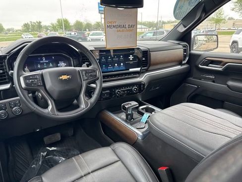Used 2024 Chevrolet Silverado 1500 High Country w/ Z71 Off-Road Package AWD/4WD image 8