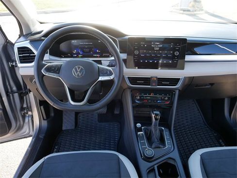 Certified 2025 Volkswagen Taos SE image 21