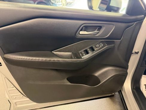 Used 2025 Nissan Rogue SV AWD/4WD image 8