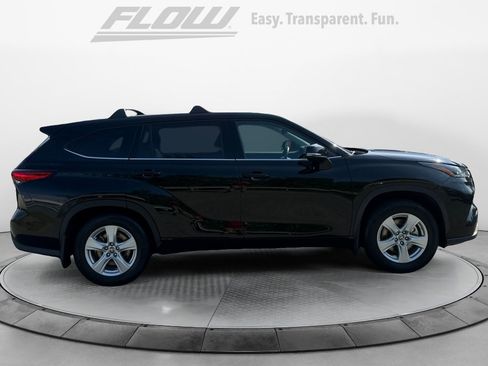 Used 2021 Toyota Highlander LE AWD/4WD image 10
