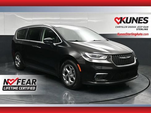Certified 2024 Chrysler Pacifica Limited FWD image 1