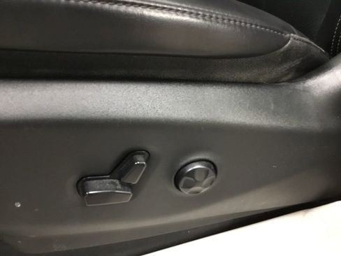 Used 2023 Chrysler Pacifica Touring-L image 8