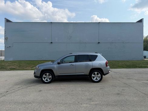 Used 2017 Jeep Compass Latitude AWD/4WD image 4