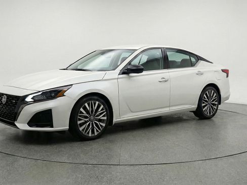 Used 2025 Nissan Altima 2.5 SV image 3