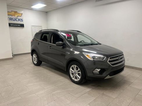 Used 2017 Ford Escape SE w/ Equipment Group 201A FWD image 3