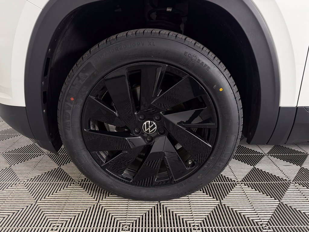 Used 2024 Volkswagen Atlas SE w/ Black Wheel Package FWD image 11
