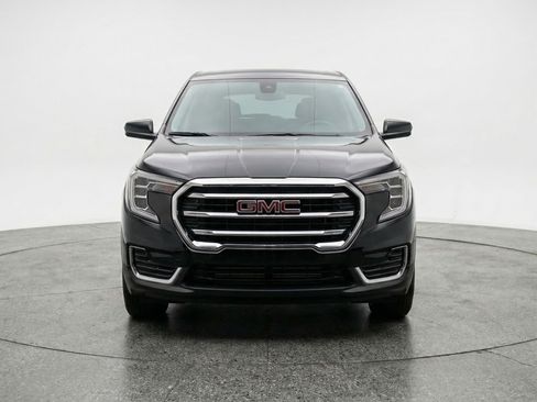 Used 2024 GMC Terrain SLE FWD image 2