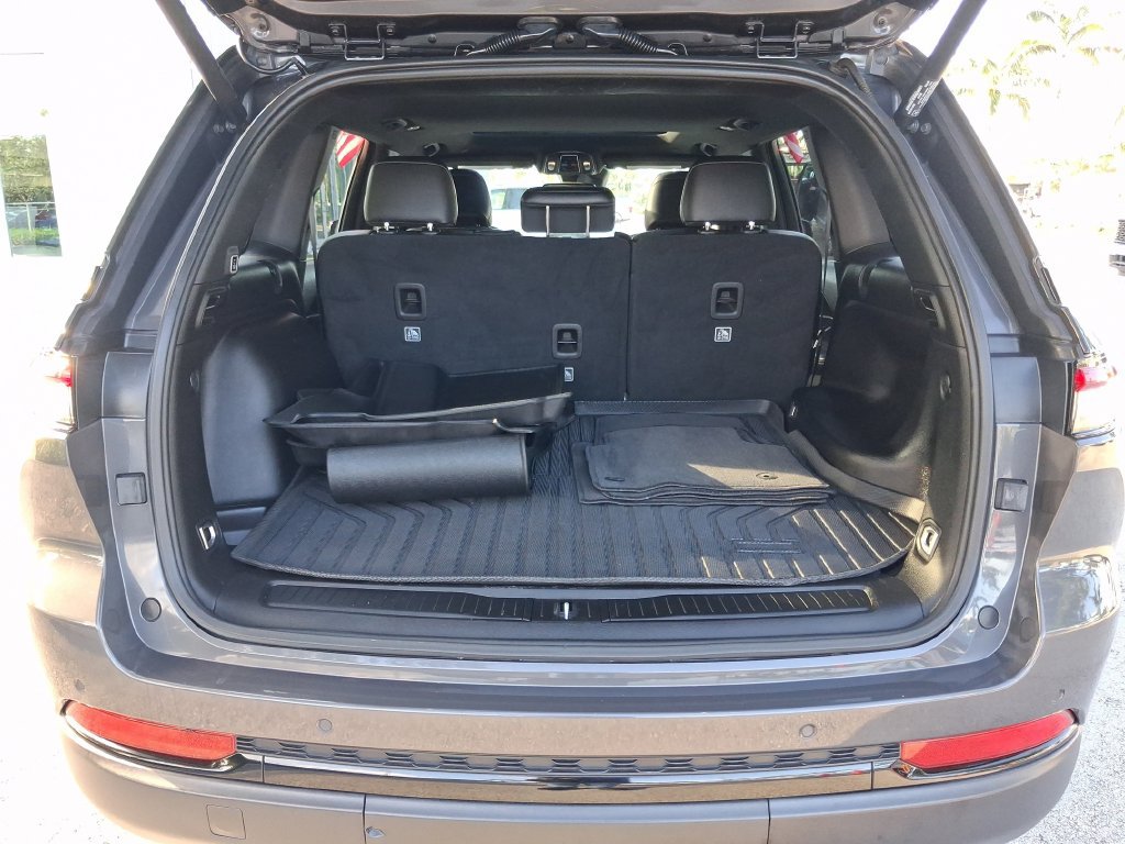 Used 2024 Jeep Grand Cherokee Altitude RWD image 12
