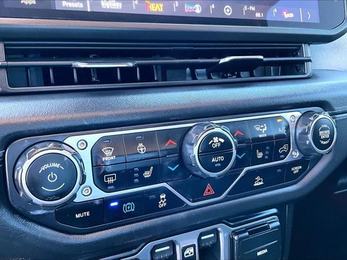 Used 2024 Jeep Wrangler Unlimited Sahara AWD/4WD image 32