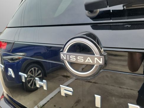 Used 2022 Nissan Pathfinder Platinum w/ Cargo Package AWD/4WD image 32