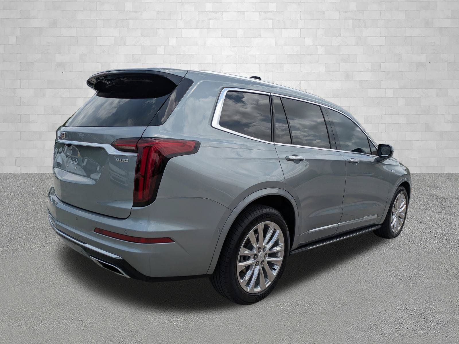 Used 2023 Cadillac XT6 Premium Luxury w/ Technology Package FWD image 2