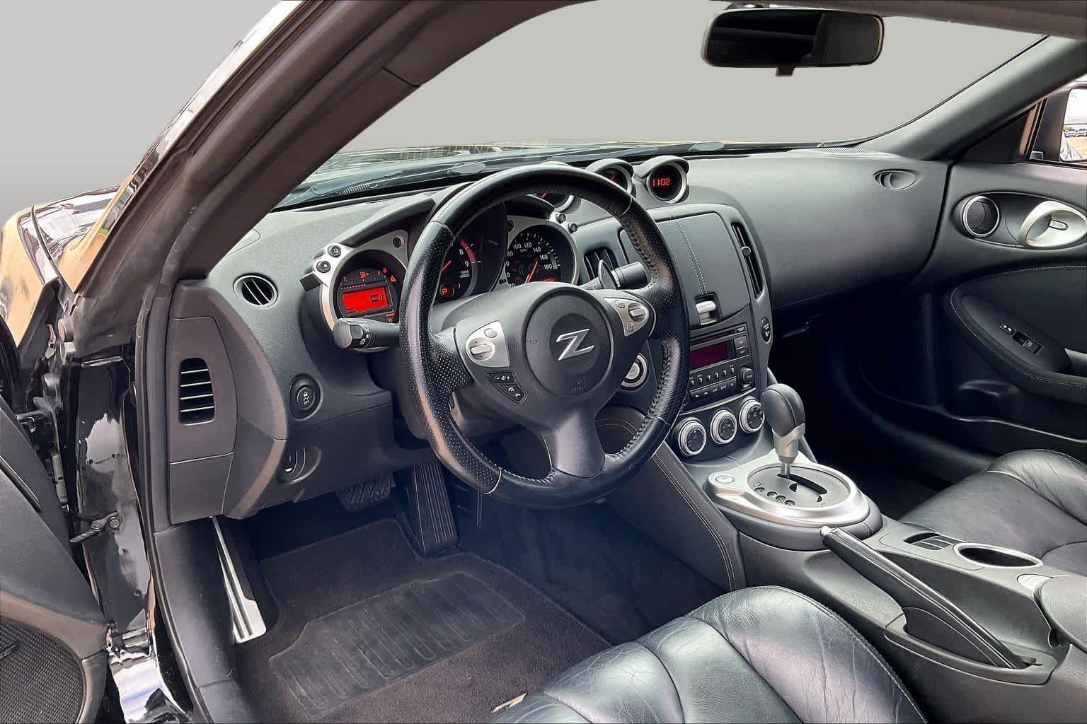 Used 2017 Nissan 370Z Coupe RWD image 16