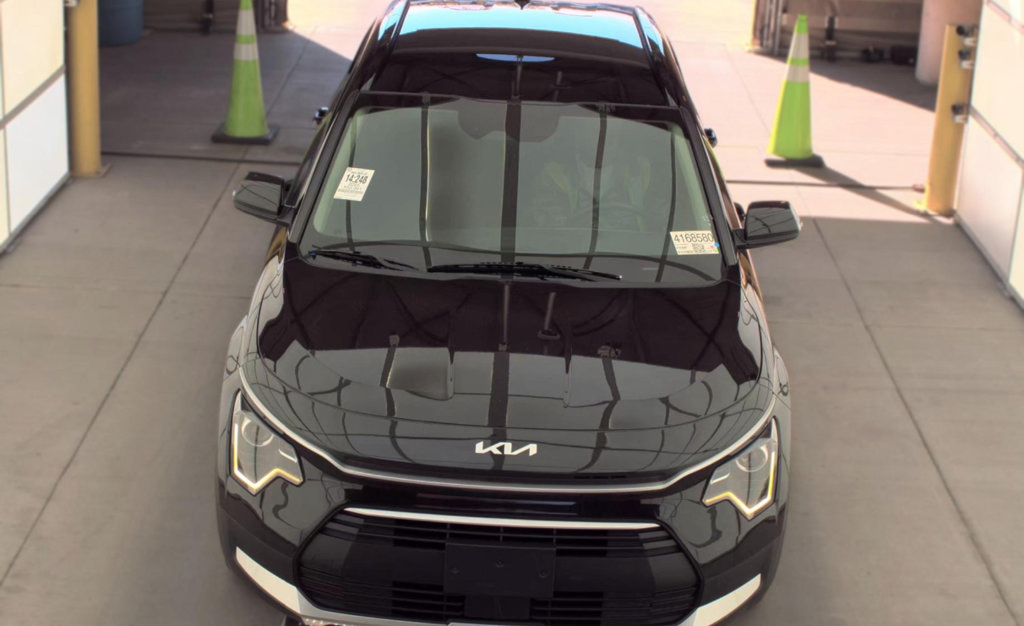 Used 2025 Kia Niro EX w/ EX Cold Weather Package FWD image 3