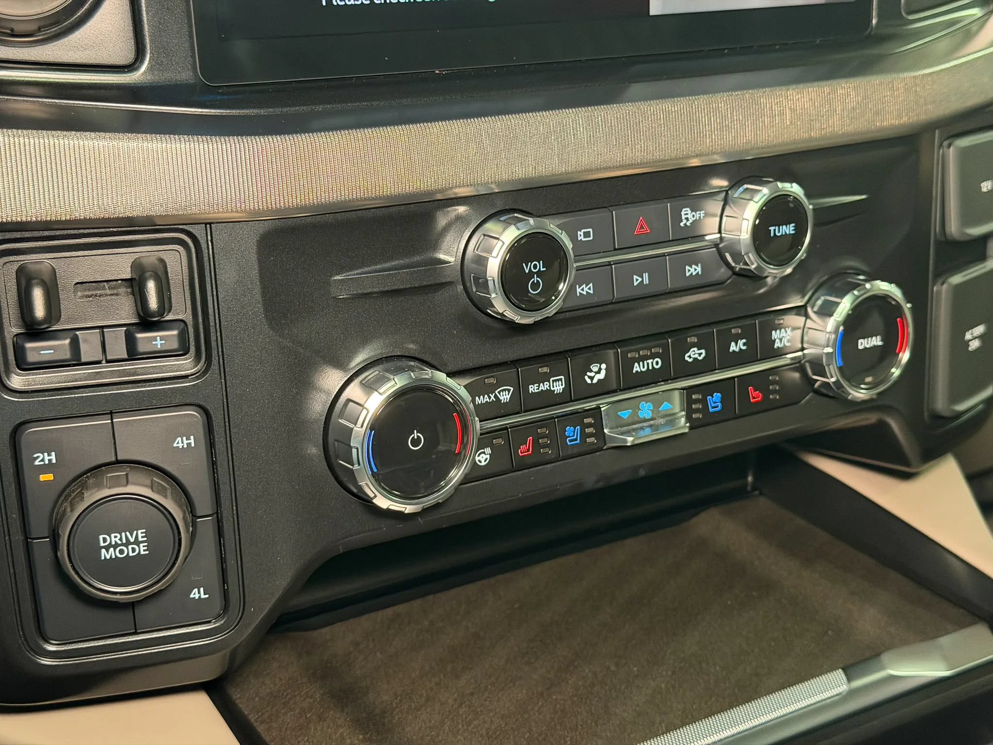 Used 2027 Ford F450 Platinum w/ Platinum Plus Package AWD/4WD image 29