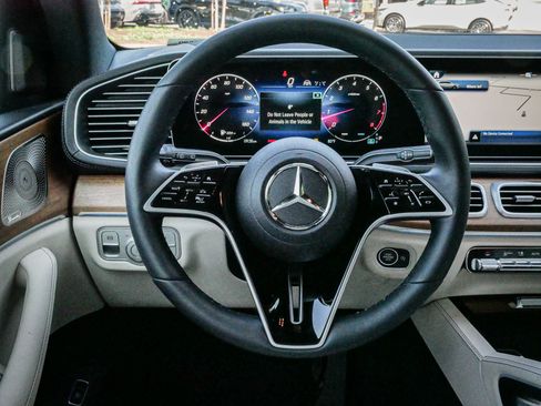 Used 2025 Mercedes-Benz GLS 450 4MATIC image 18
