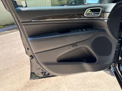 Used 2018 Jeep Grand Cherokee Overland AWD/4WD image 15