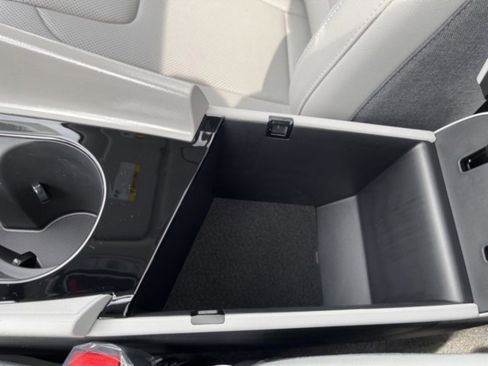 New 2025 Hyundai Elantra Limited image 24