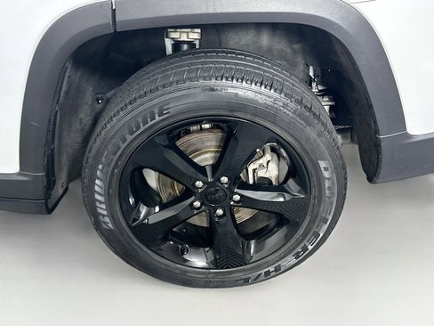 Used 2022 Jeep Grand Cherokee L Laredo image 11