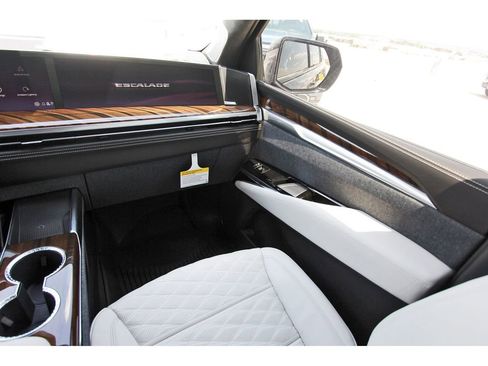 New 2026 Cadillac Escalade Platinum Sport w/ LPO, ONYX Package AWD/4WD image 10