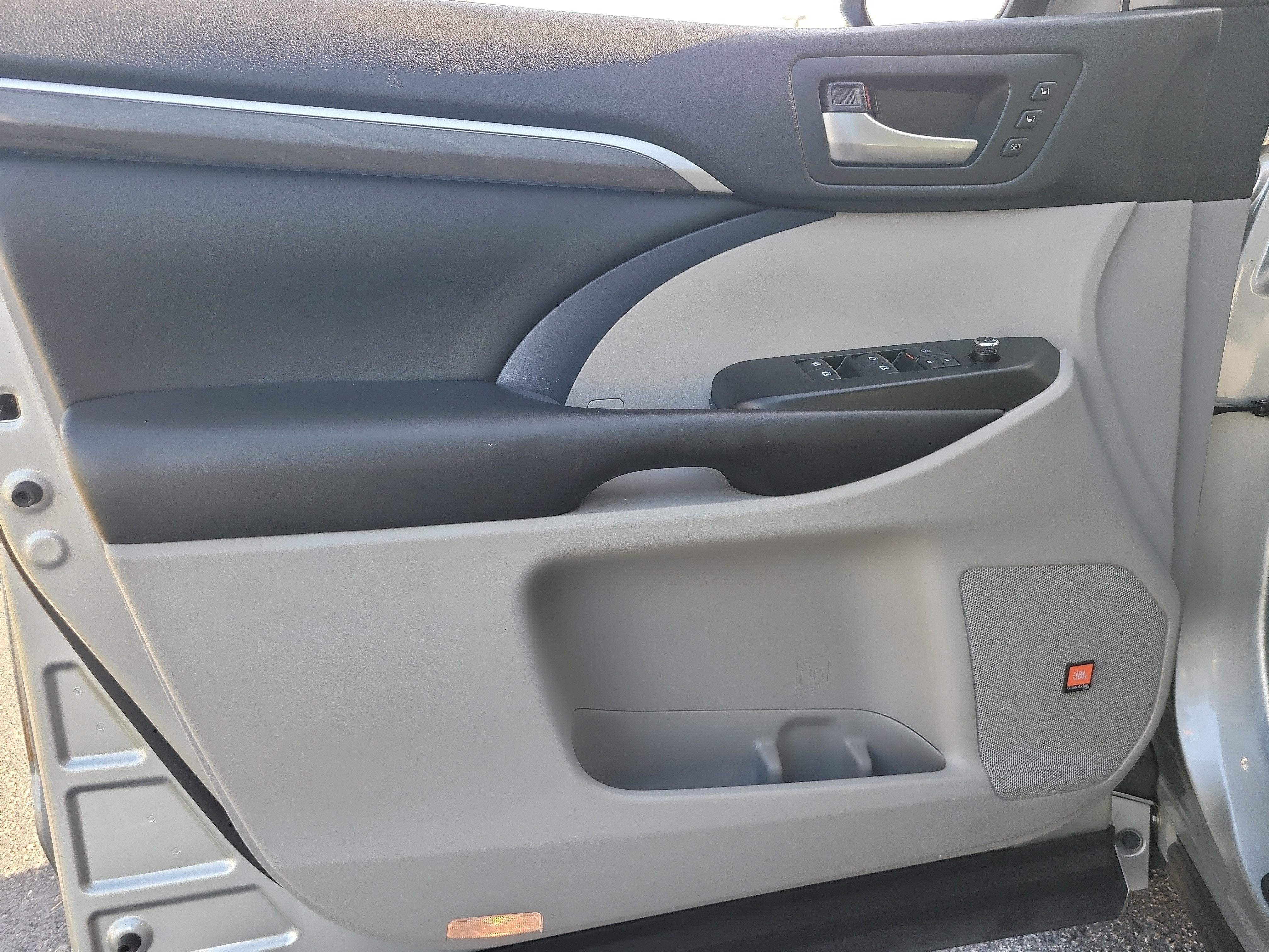 Used 2018 Toyota Highlander Limited FWD image 17