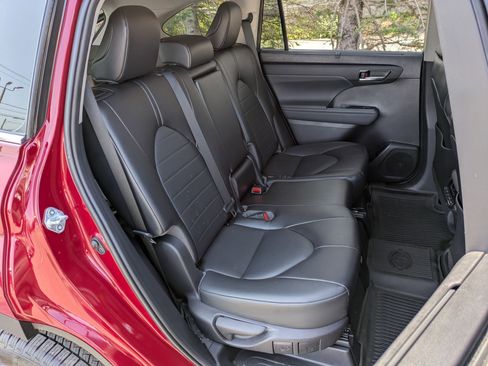 Used 2022 Toyota Highlander XLE image 35