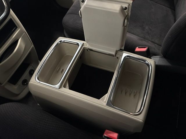 Used 2011 Dodge Grand Caravan Crew FWD image 24