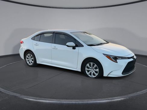 Used 2022 Toyota Corolla LE FWD image 2
