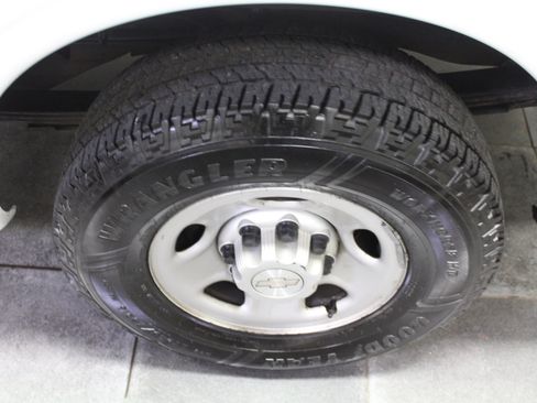 Used 2017 Chevrolet Express 2500 image 26