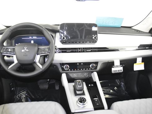 Used 2025 Mitsubishi Outlander SEL image 11