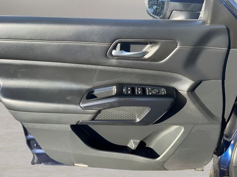 Used 2022 Nissan Pathfinder SV image 13