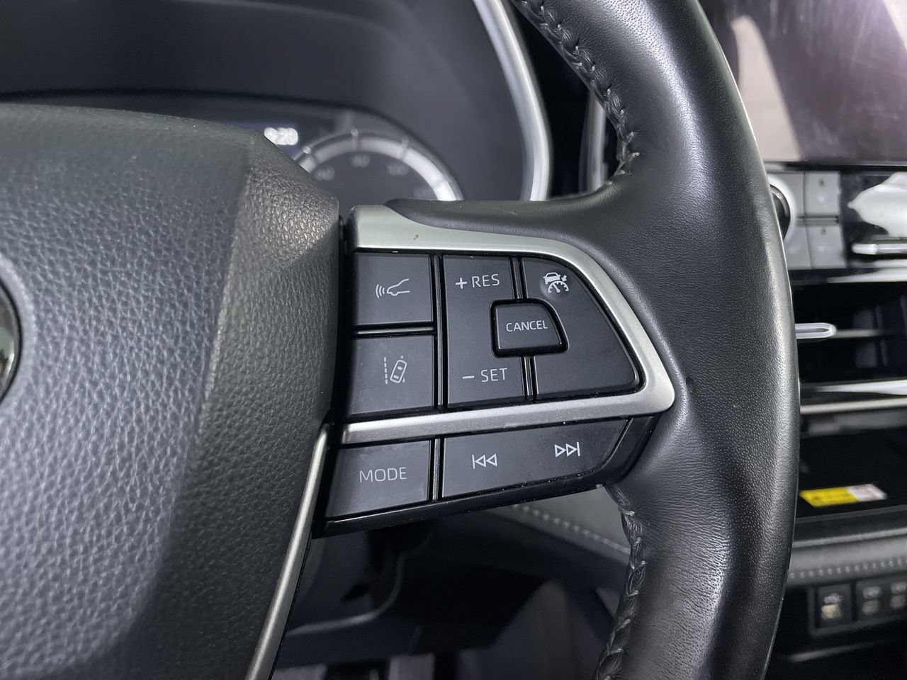 Used 2023 Toyota Highlander XLE AWD/4WD image 29