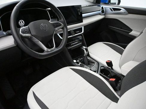 Used 2025 Volkswagen Taos SE w/ Panoramic Sunroof Package image 2